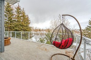 Property grounds - Cozy Family Friendly Home with Rec Room & Sauna! (Calgary)