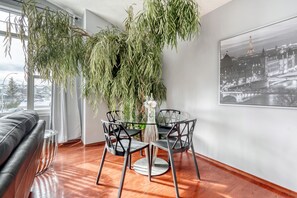 Dining - Cozy Family Friendly Home with Rec Room & Sauna! (Calgary)