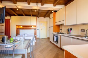 Frigorifero, microonde, forno, piano cottura
