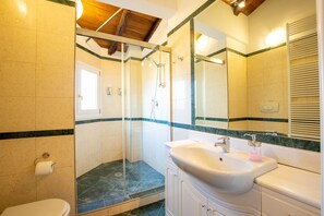 Een haardroger, handdoeken