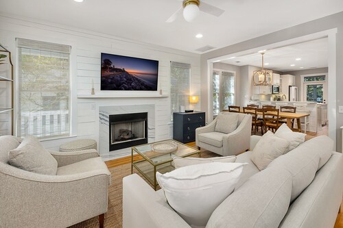 Family Cottage in Quiet Neighborhood - Close to Everything