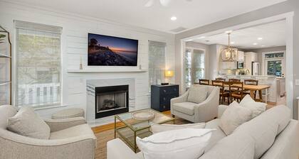 Family Cottage in Quiet Neighborhood - Close to Everything