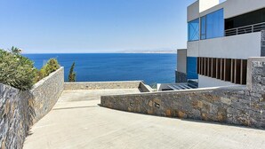 Un edificio moderno con fachada de piedra y vista al mar.