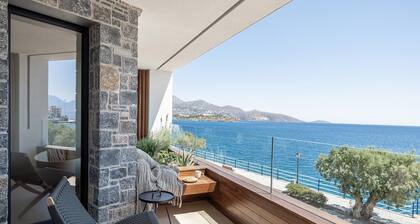 Seannamon Luxury Sea View Suites next to the beach