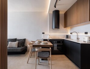 Réfrigérateur, four à micro-ondes, un four, surface de cuisson