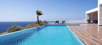 Seafront 4 bedroom villa with access to a beach