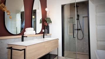Douche, sèche-cheveux, serviettes fournies, savon