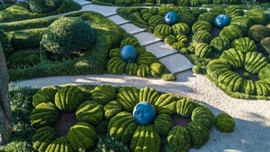 A meticulously landscaped garden with geometric hedges and spherical sculptures. - 6 bedroom villa in etretat (Étretat)