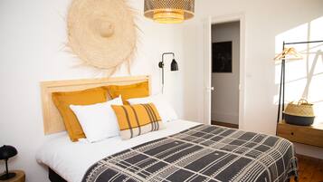 6 slaapkamers, een bureau, een strijkplank/strijkijzer, reisbedje