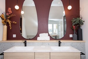 Douche, sèche-cheveux, serviettes fournies, savon