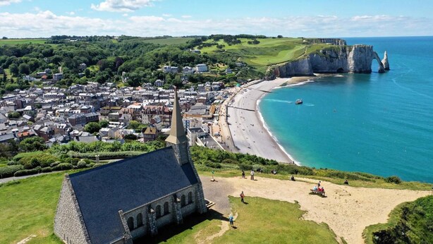 A coastal town with a prominent church, beach, and cliffs. - 6 bedroom villa in etretat (Étretat)