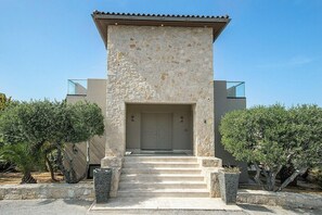 Exterior - Seafront 4 bedroom villa (Tersanas)