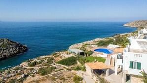 Ein Küsteneigentum mit Pool, Laube und Meerblick.