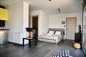 3 bedrooms, iron/ironing board, bed sheets