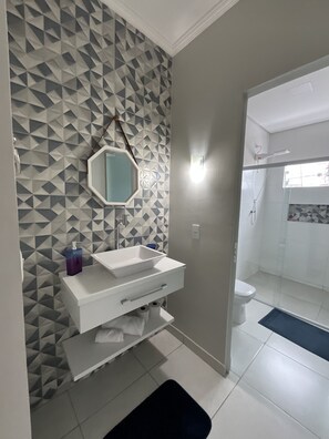 Douche, serviettes fournies, savon, papier toilette