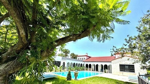 West Palm Beach- Mediterranean Estate -Heated Pool -6 bedrooms/4 bath- Sleeps 14