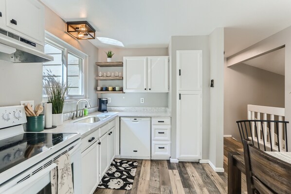 Frigorífic, microones, forn i placa de cuina 