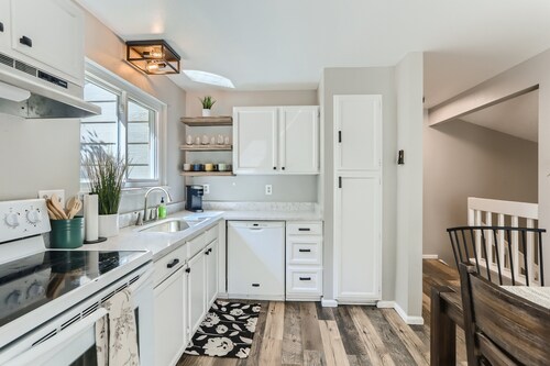 Charming Bungalow - Longmont- Nearby Lyons Pet Friendly fenced yard