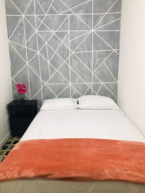 Standard-Einzelzimmer | Badezimmer | Dusche, kostenlose Toilettenartikel, Handtücher