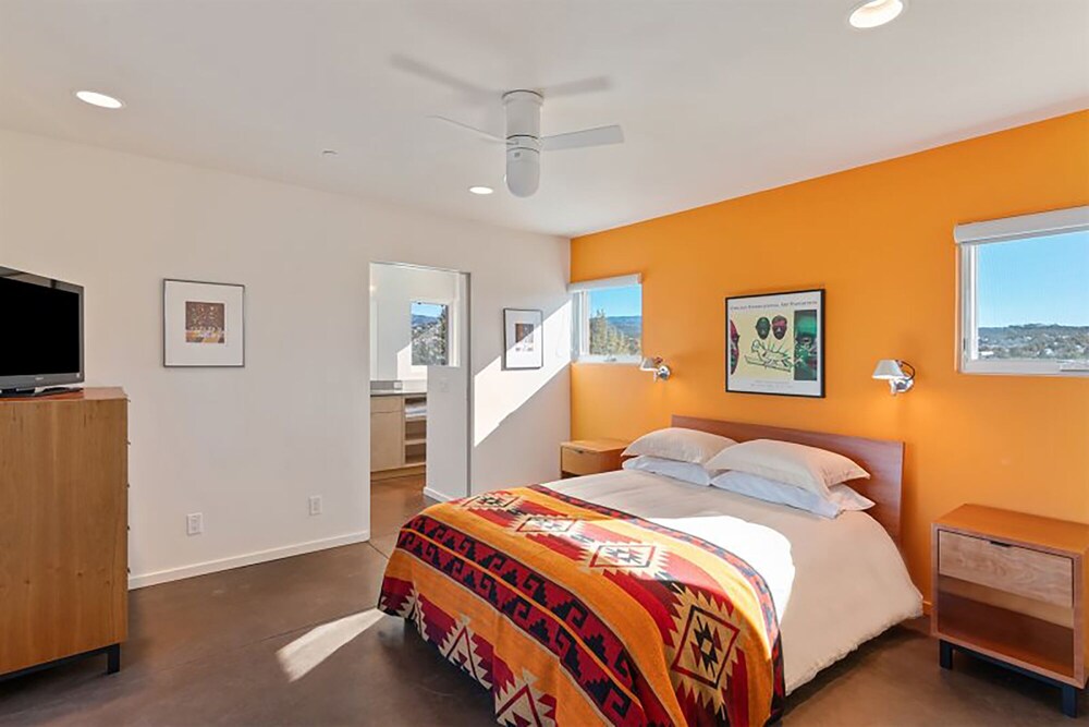 The Butterfly House—1Acre Home with Direct Mountain Views in Tesuque