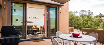 Butterfly House: Modern Home, Direct Mountain Views, 1 Acre, Near Santa Fe Opera