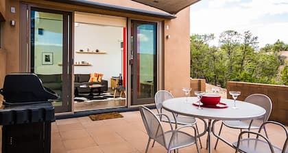 Butterfly House: Modern Home, Direct Mountain Views, 1 Acre, Near Santa Fe Opera