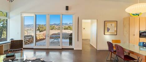 Smart TV, chimenea, reproductor de DVD, libros