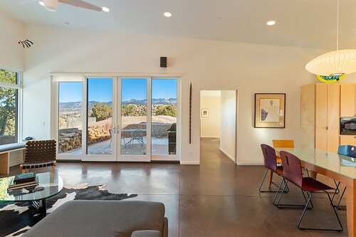 Butterfly House: Modern Home, Direct Mountain Views, 1 Acre, Near Santa Fe Opera