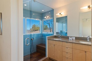 Douche, articles de toilette écologiques, sèche-cheveux