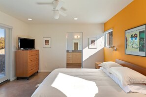 2 bedrooms, desk, WiFi, bed sheets