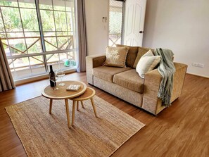 Smart TV, Netflix, streaming services - Ultimate entertainer, super cozy, amazing views! (Encounter Bay)