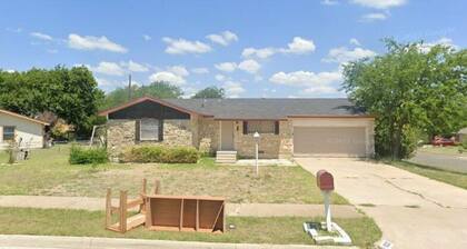 Quaint SFR close to City Park and 15 minutes from Fort Hood
