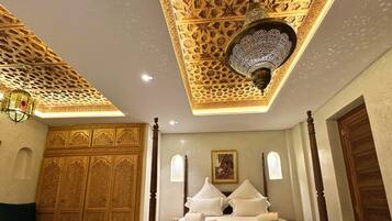 Kamar Quadruple Deluks | Seprai katun Mesir, seprai premium, dan selimut bulu angsa