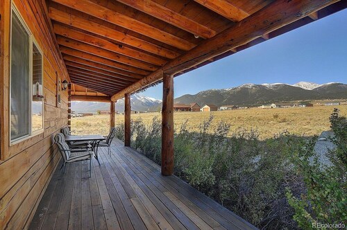 Dream cabin w/ stunning views near hot springs & town!