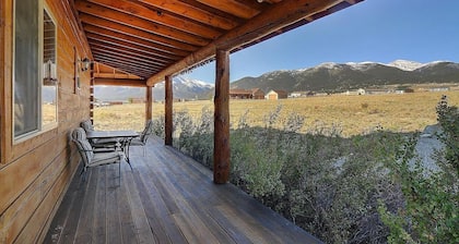 Dream cabin w/ stunning views near hot springs & town!