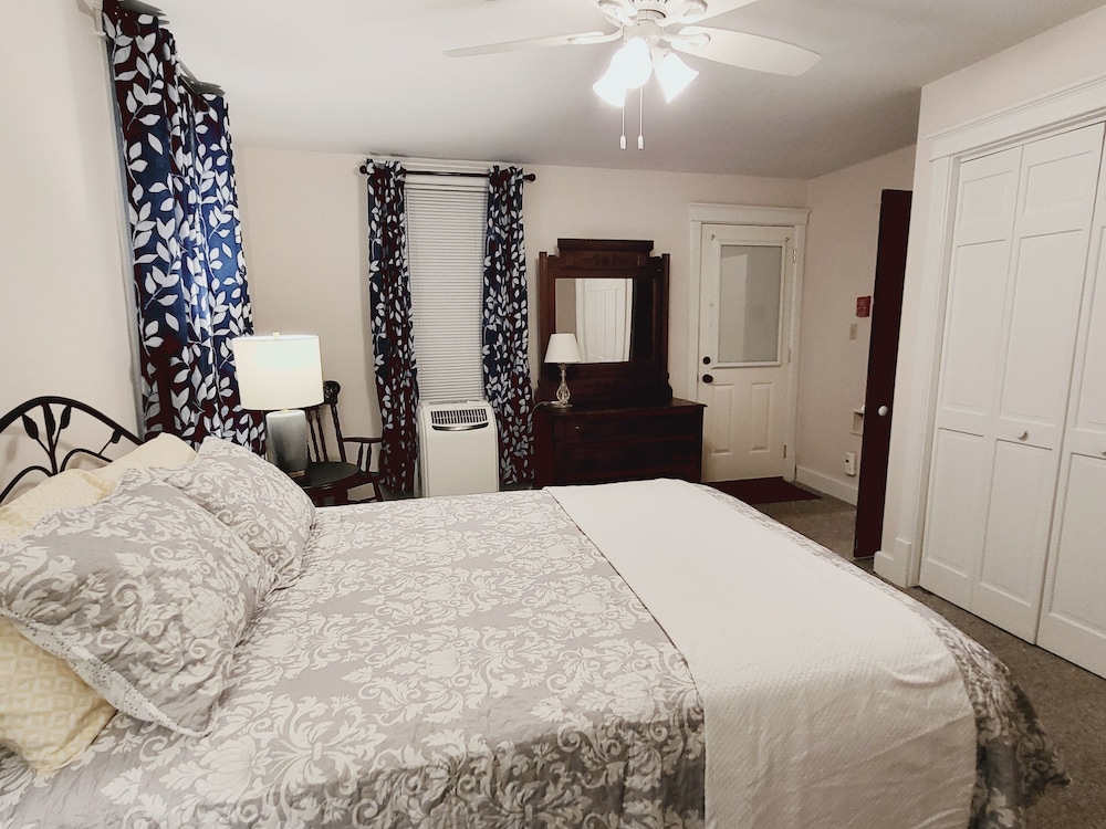 Aldine Simpson Suite SPACIOUS updated 1bdrm w/lake view in heart of Chautauqua! Chautauqua Vrbo
