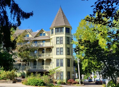 Aldine Simpson Suite SPACIOUS updated 1-bdrm w/lake view in heart of Chautauqua!