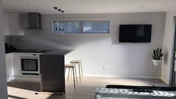 Frigorífico, microondas, horno y placa de cocina