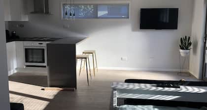 Self contained Studio walking distance to Mission Estate
