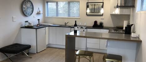 ثلاجة، ميكروويف، فرن، موقد طهي مسطح