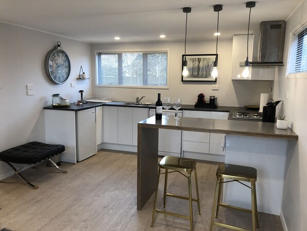 Réfrigérateur, micro-ondes, four, plaque de cuisson