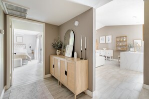 Room - Relaxing, Chic, Comfy Home Located in Phoenix! (Phoenix)