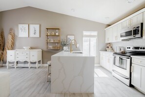 Private kitchen - Relaxing, Chic, Comfy Home Located in Phoenix! (Phoenix)