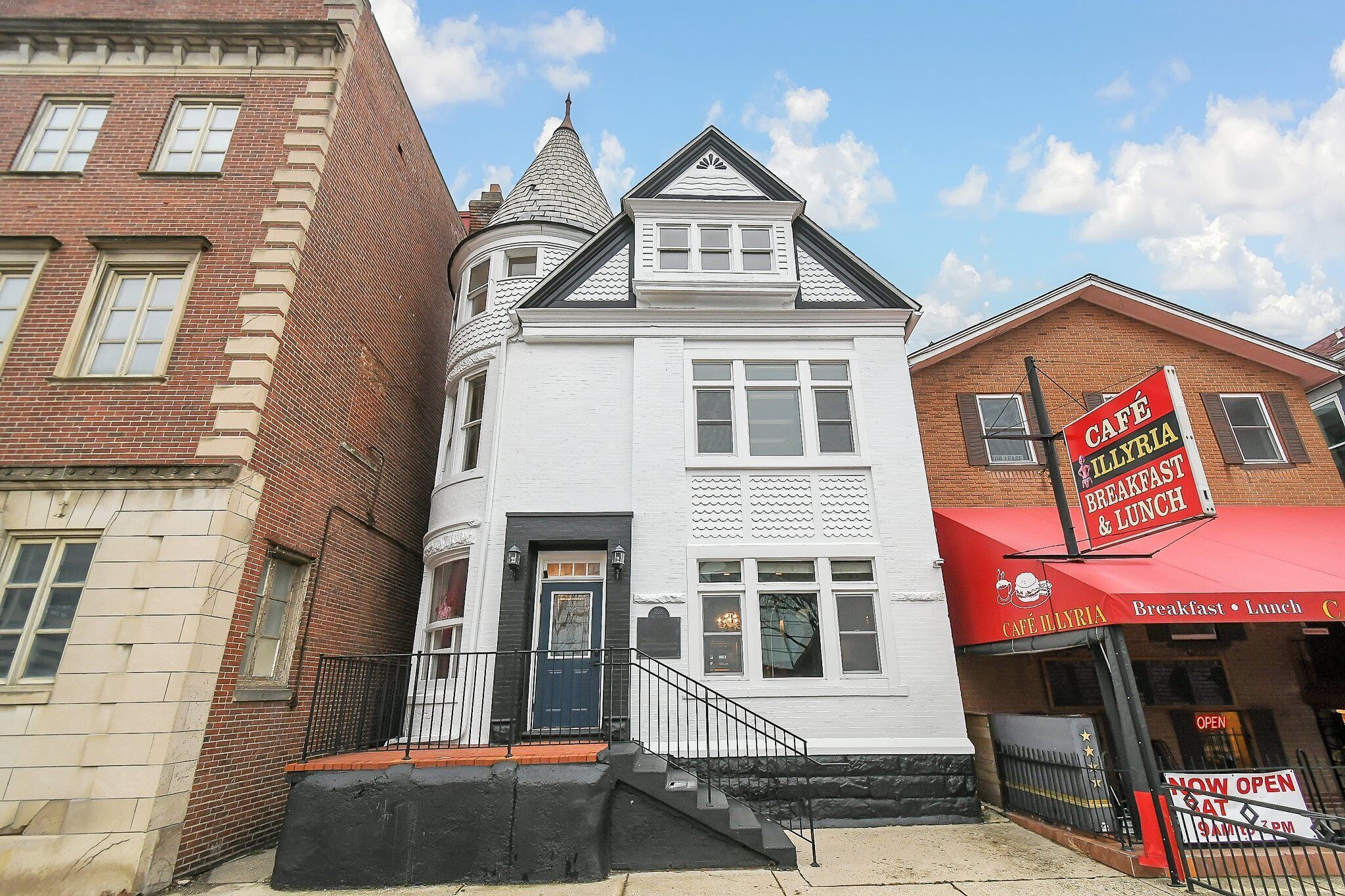Stylish and Convenient Downtown Apartment