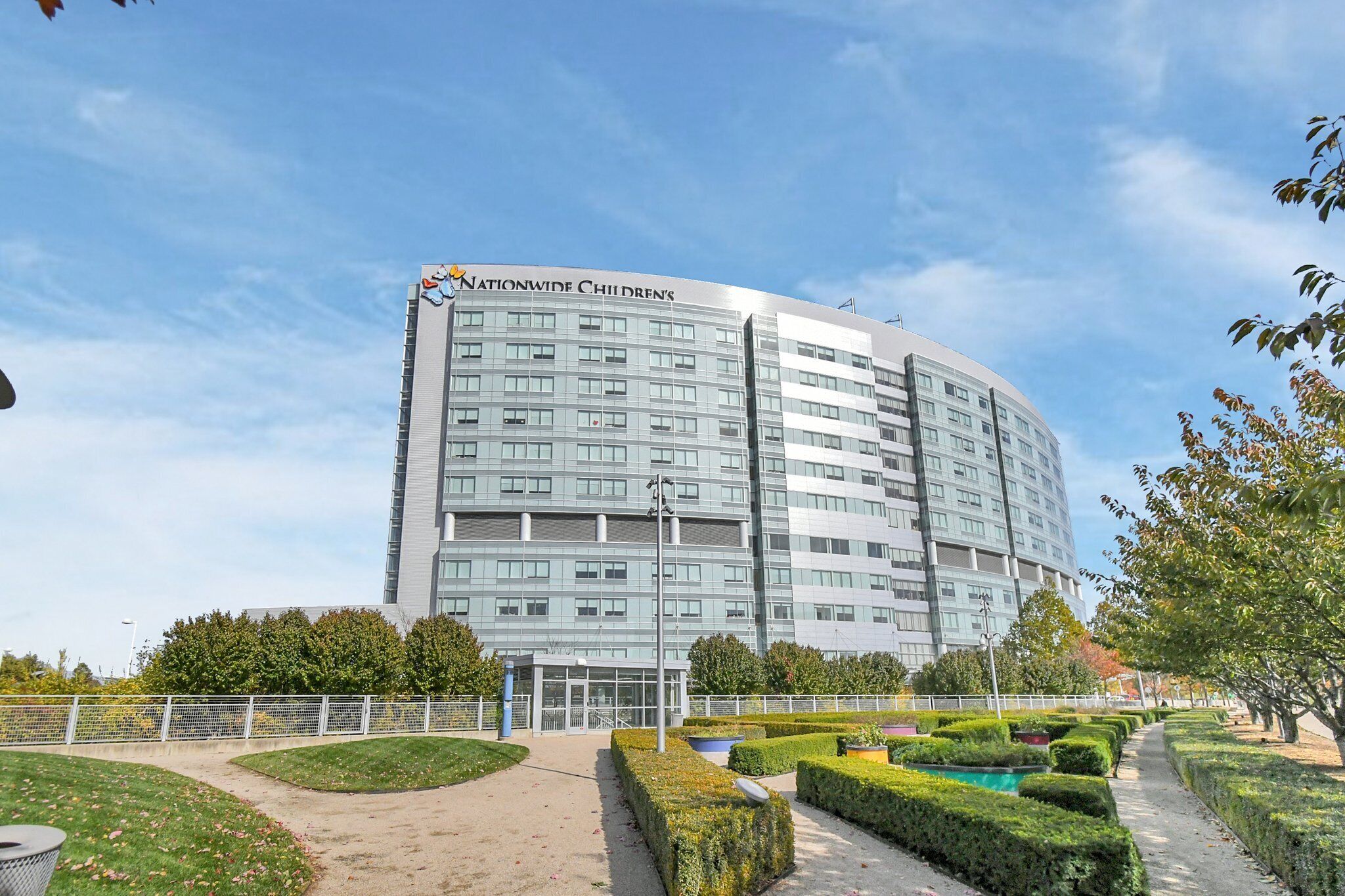Un edificio moderno con un letrero que dice 'Nationwide Children's'.