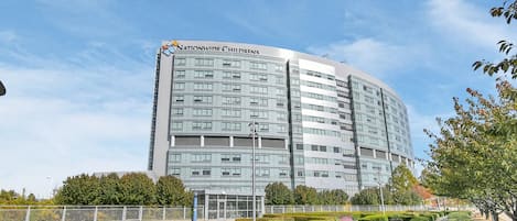 Un edificio moderno con un letrero que dice 'Nationwide Children's'.