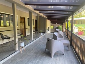 Habitación estándar doble, 2 habitaciones | Zona de estar | Smart TV de 32 pulgadas con canales digitales, una televisión