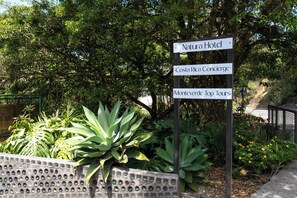 A signpost with names of accommodations: Natura Hotel, Costa Rica Concierge, Monteverde Top Tours. - Natüra Hotel Monteverde (Monteverde)