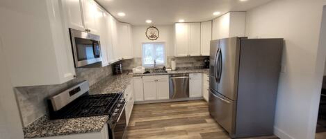 Jääkaappi, mikroaaltouuni, uuni, liesi