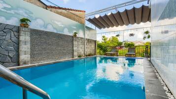 10 outdoor pools, pool umbrellas, sun loungers